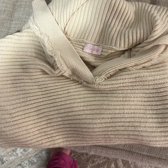 Oversized sweater worn once - Picture 2 of 2